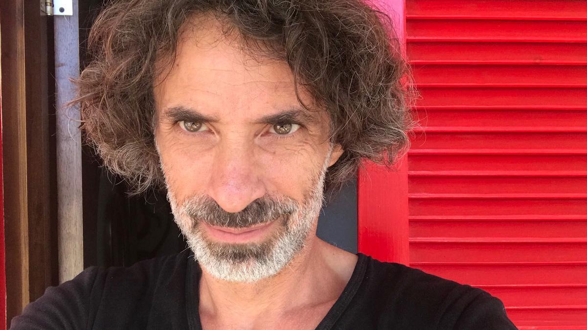 El polifacético creador libanés despliega su talento en la Filmoteca y en el Lliure con 'Riding on a cloud'
