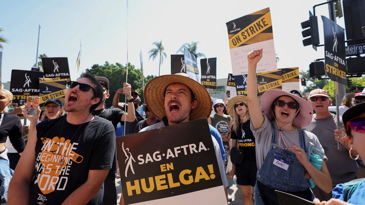 Jugosos bonos, mejores sueldos y un límite a la inteligencia artificial: estos son los beneficios de los guionistas tras el fin de la huelga