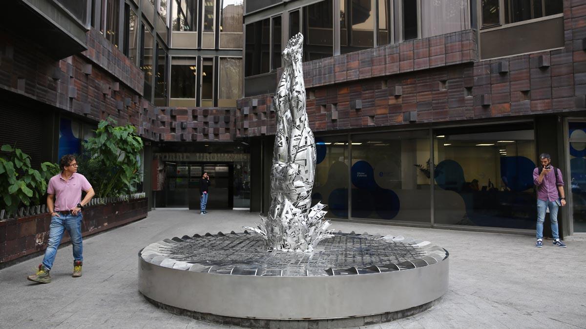 Las cinco curiosidades de 'El saltador', la nueva escultura que se zambulle en Barcelona